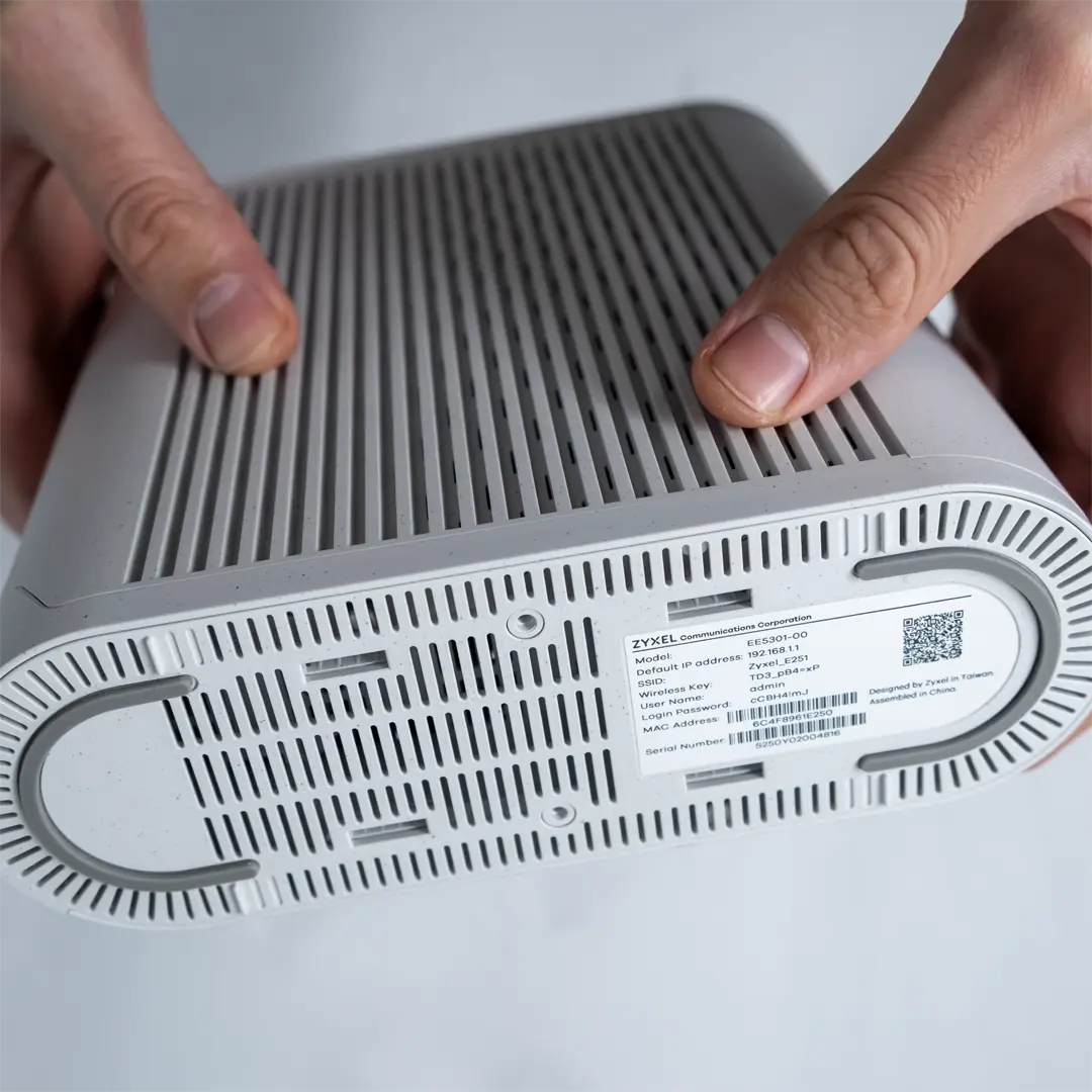 Kuva Zyxelin reitittimen pohjasta.