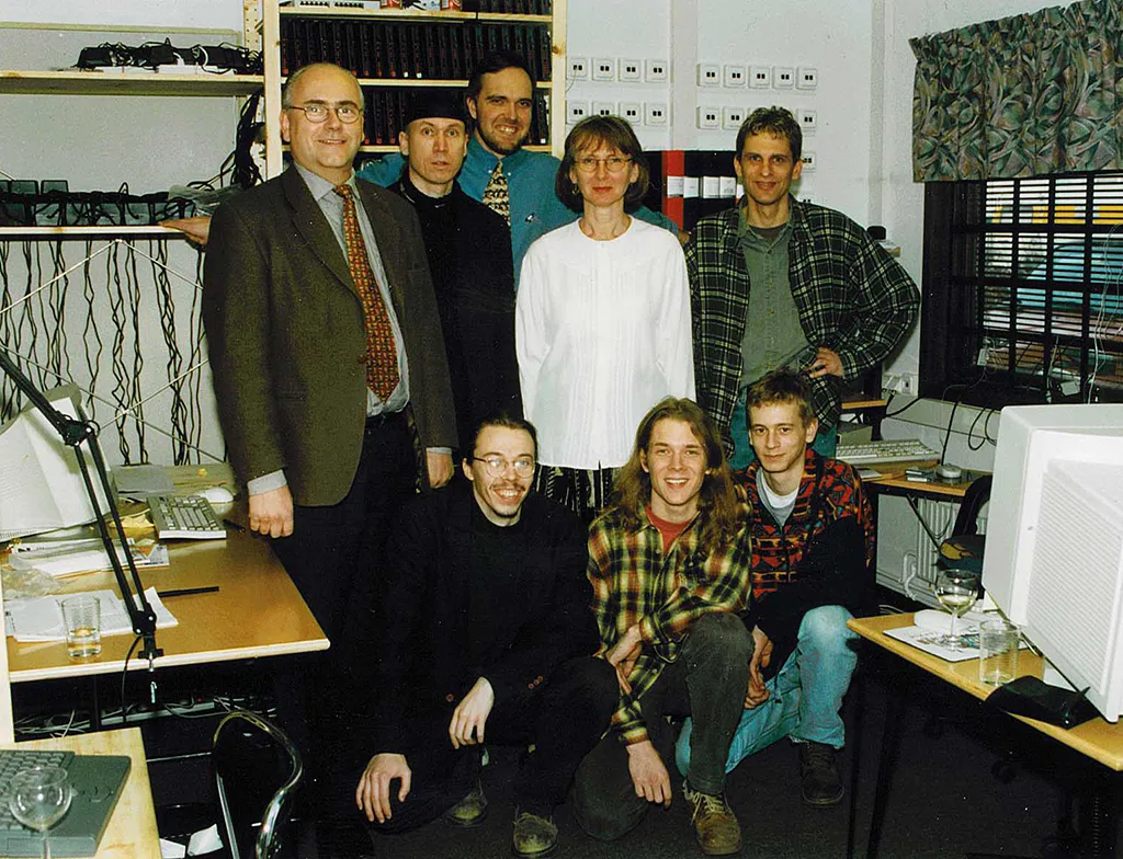 Bahnhofin perustajat vuonna 1994 ensimmäisessä Bahnhofin toimistossa. Tiimi poseeraa tietokoneiden, palvelinlaitteiden ja internetin alkuvuosien verkkolaitteiden keskellä.